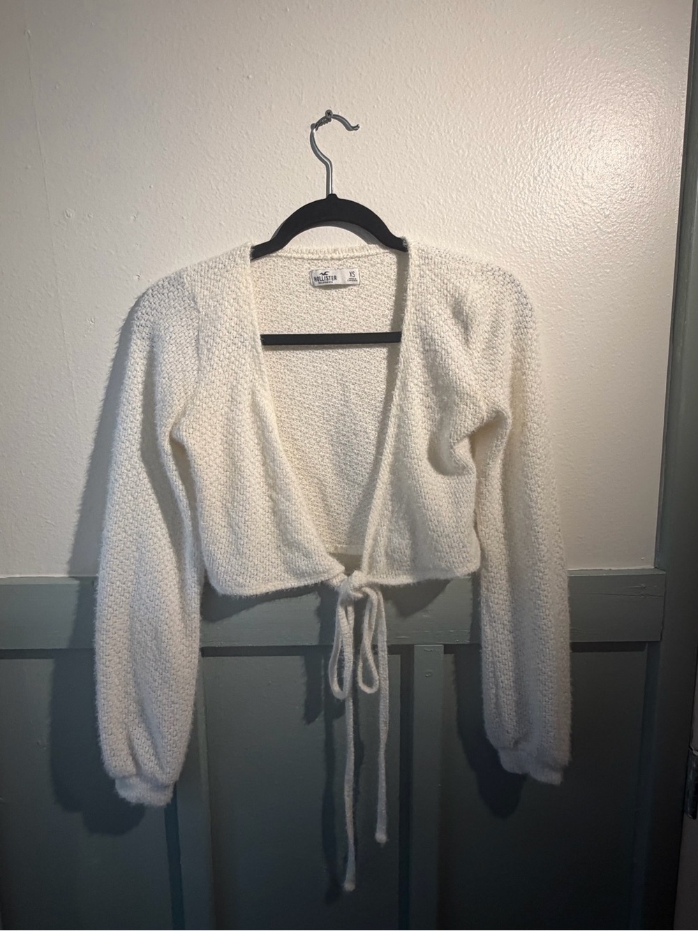 Hollister Cream Cropped Tie-Front Knit Cardigan